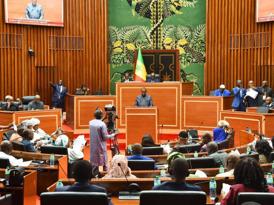 SÉNÉGAL : LA GUERRE DES « CAISSES NOIRES » DÉGÉNÈRE EN SÉISME INSTITUTIONNEL